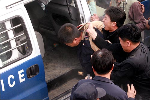 7일 대추분교를 장악한 경찰이 건물에 남아 농성중이던 시위대를 연행하고 있다. 
 